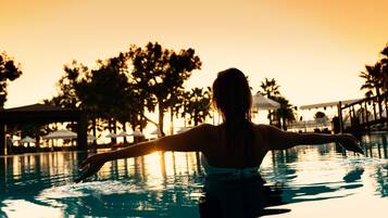 3 outdoor pools, pool umbrellas, pool loungers