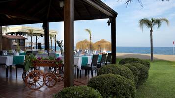 3 ristoranti, aperti a colazione e a pranzo, cucina internazionale