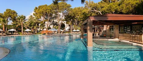 3 piscines extérieures, parasols de plage, chaises longues