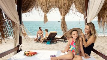 Spiaggia privata, lettini da mare, ombrelloni, pallavolo