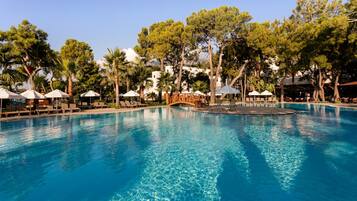 3 piscine all'aperto, ombrelloni da piscina, lettini