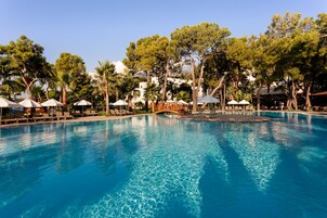 3 piscinas al aire libre, sombrillas, sillones reclinables de piscina