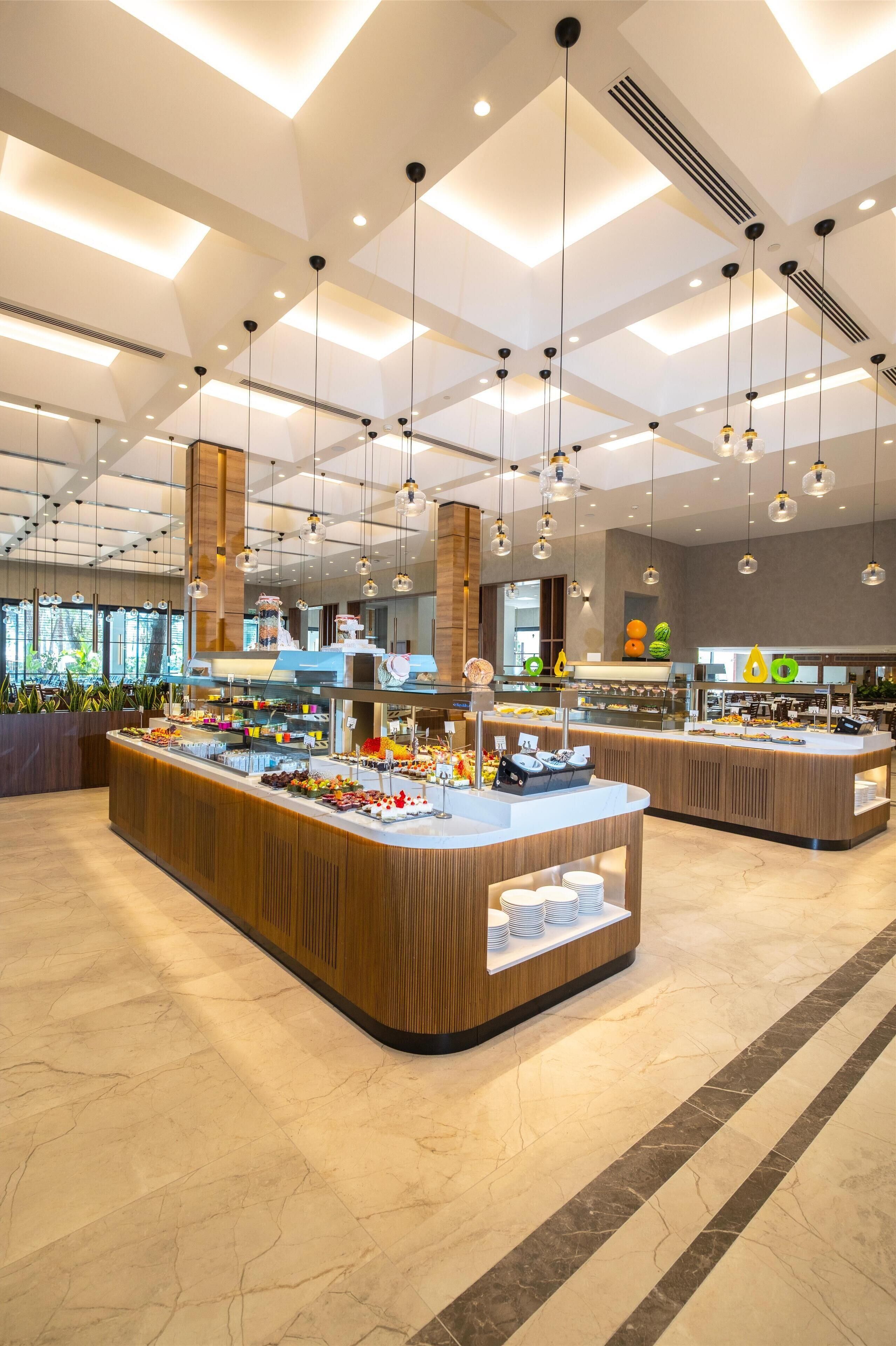 3 restaurants, serveren ontbijt, lunch, diner, internationale gerechten