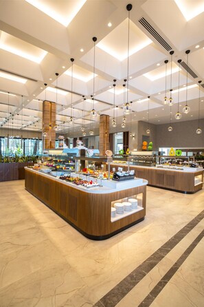 3 restaurants, breakfast, lunch, dinner served; international cuisine 