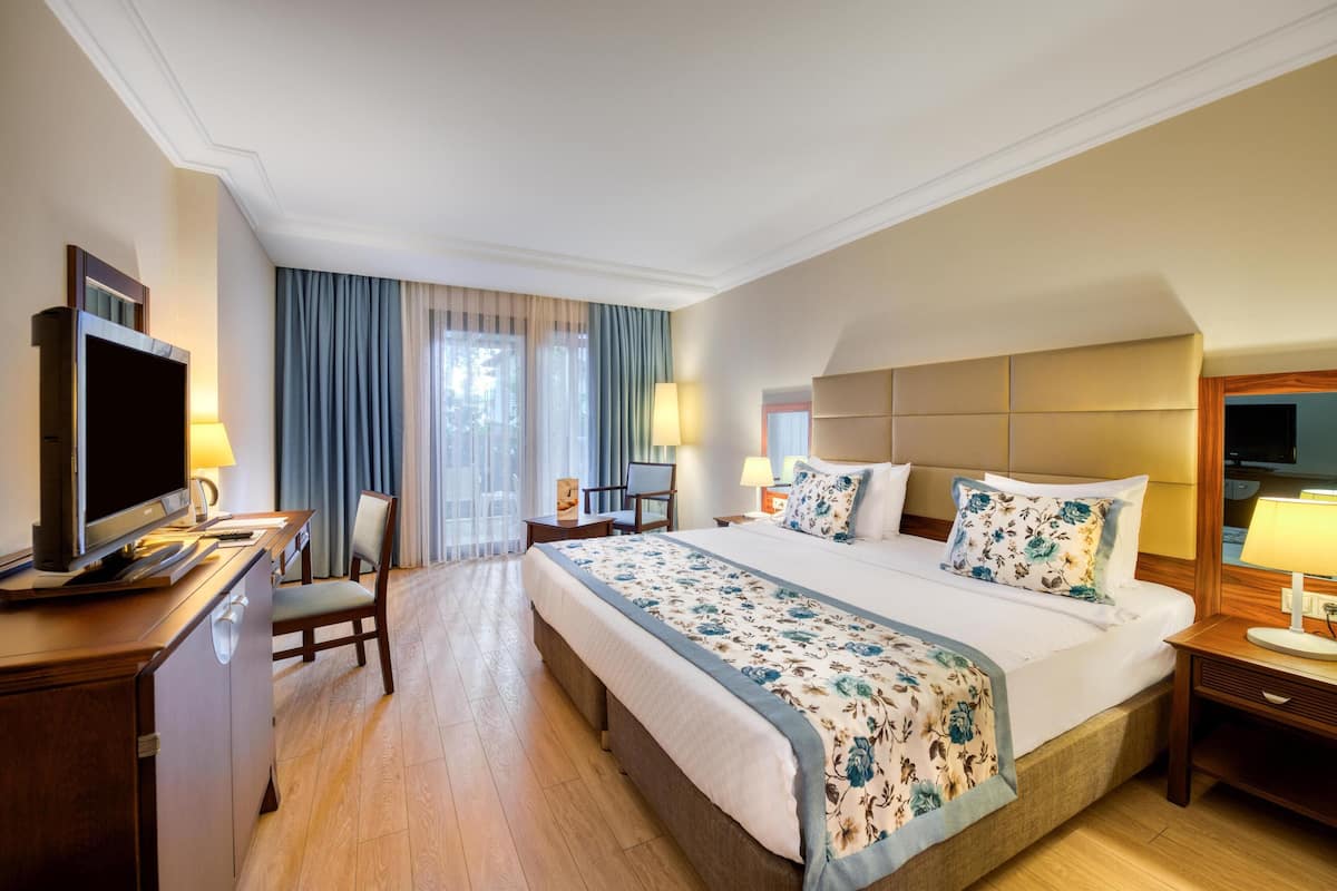 Een gratis minibar, een kluis op de kamer, gratis wifi, beddengoed