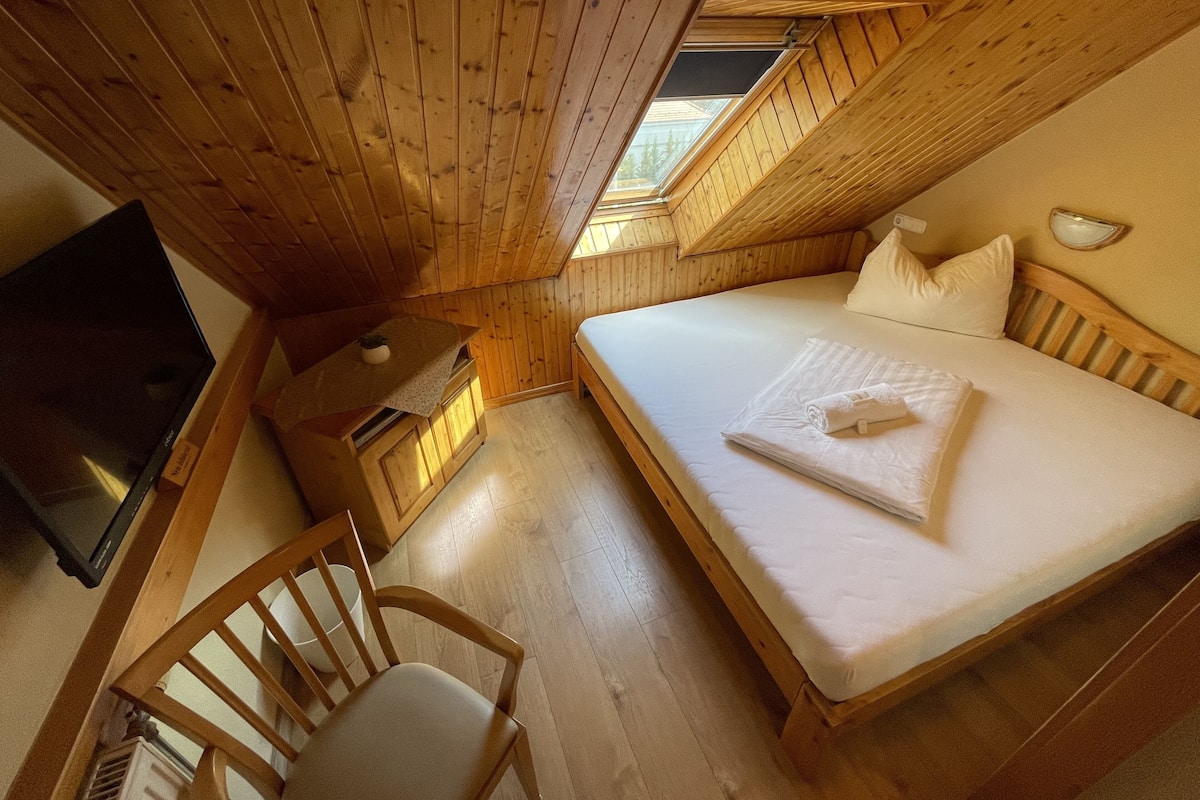 1 bedroom, down duvets, memory-foam beds, desk