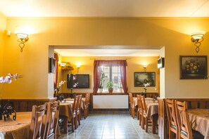 Petit déjeuner, déjeuner et dîner servis sur place, vue sur le jardin