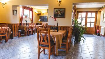 Breakfast, lunch, dinner served; garden views