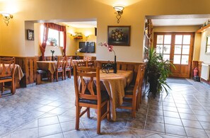 Se sirven desayunos, almuerzos y cenas; con vista al jardín