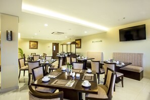 Breakfast, lunch and dinner served - Grande Padjadjaran Hotel Bogor (Bogor)
