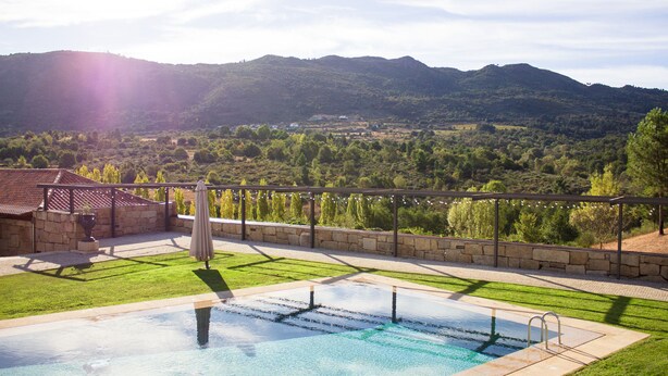 Une piscine avec vue sur un paysage montagneux.