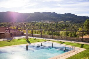 Una piscina al aire libre de temporada