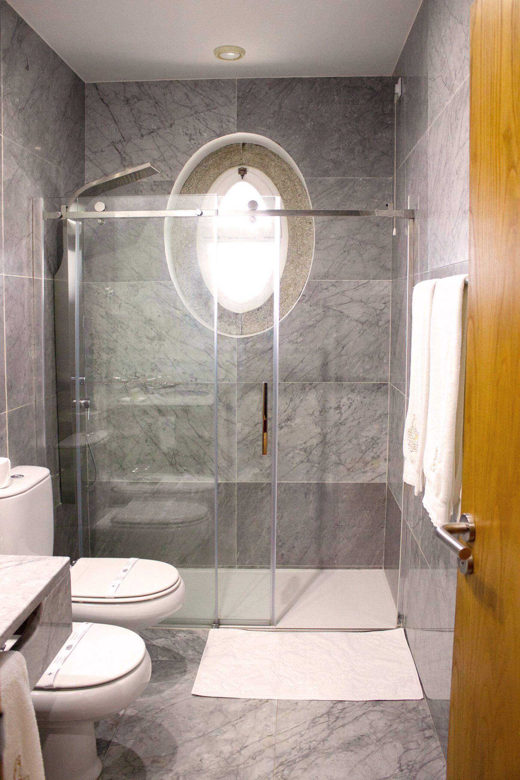 Phòng đôi hoặc 2 giường đơn | Phòng tắm | Bồn tắm, bồn tắm ngâm, đồ dùng nhà tắm miễn phí, máy sấy tóc 