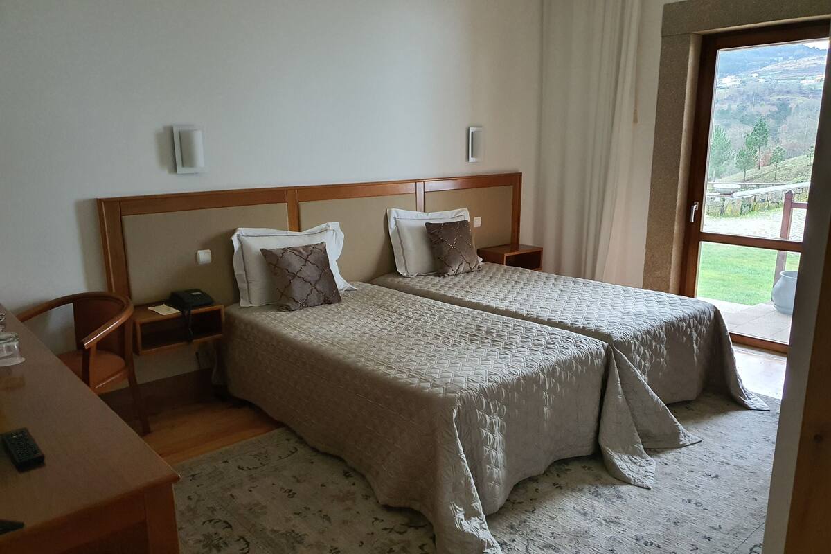 Dobbeltværelse med dobbeltseng eller 2 enkeltsenge | Allergivenligt sengetøj, senge med madrasser af memory foam, minibar