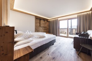 舒适双人房, 阳台 | 防过敏的被褥、迷你吧、客房内保险箱、办公桌