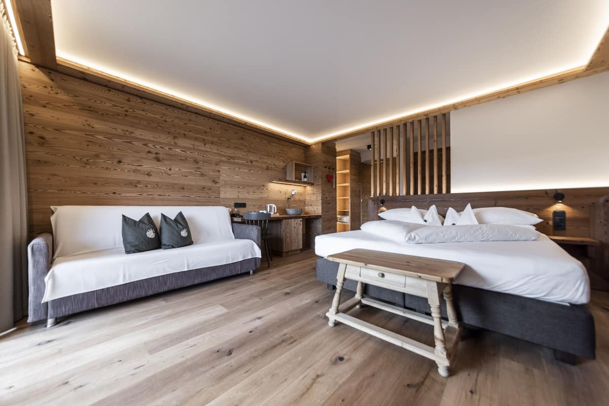 Comfort tweepersoonskamer, balkon | Hypoallergeen beddengoed, een minibar, een kluis op de kamer, een bureau