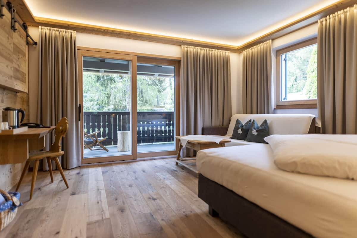 Comfort kamer, 1 twee- of 2 eenpersoonsbedden, balkon | Hypoallergeen beddengoed, een minibar, een kluis op de kamer, een bureau
