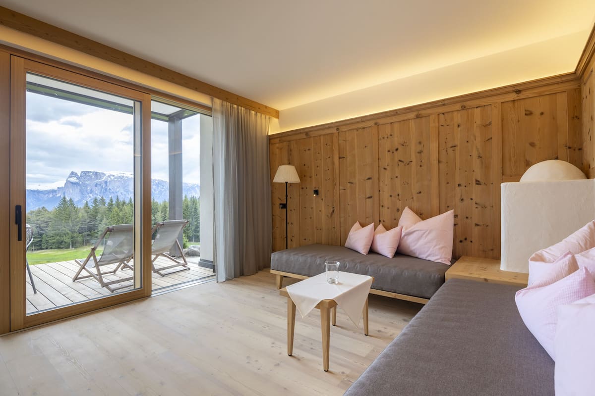 Junior suite (Deluxe) | Hypoallergeen beddengoed, een minibar, een kluis op de kamer, een bureau