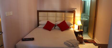 Quarto casal econômico, 1 cama Queen | 1 quarto, roupas de cama premium, frigobar, cofres nos quartos