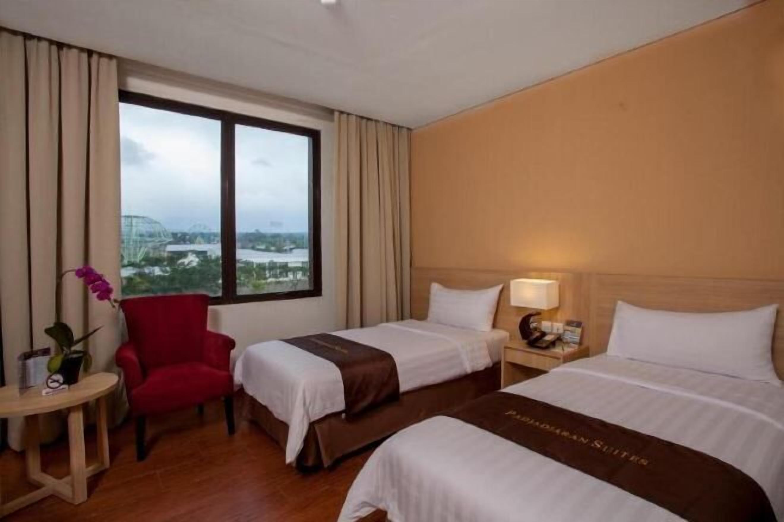 Zimmersafe, Schreibtisch, laptopgeeigneter Arbeitsplatz