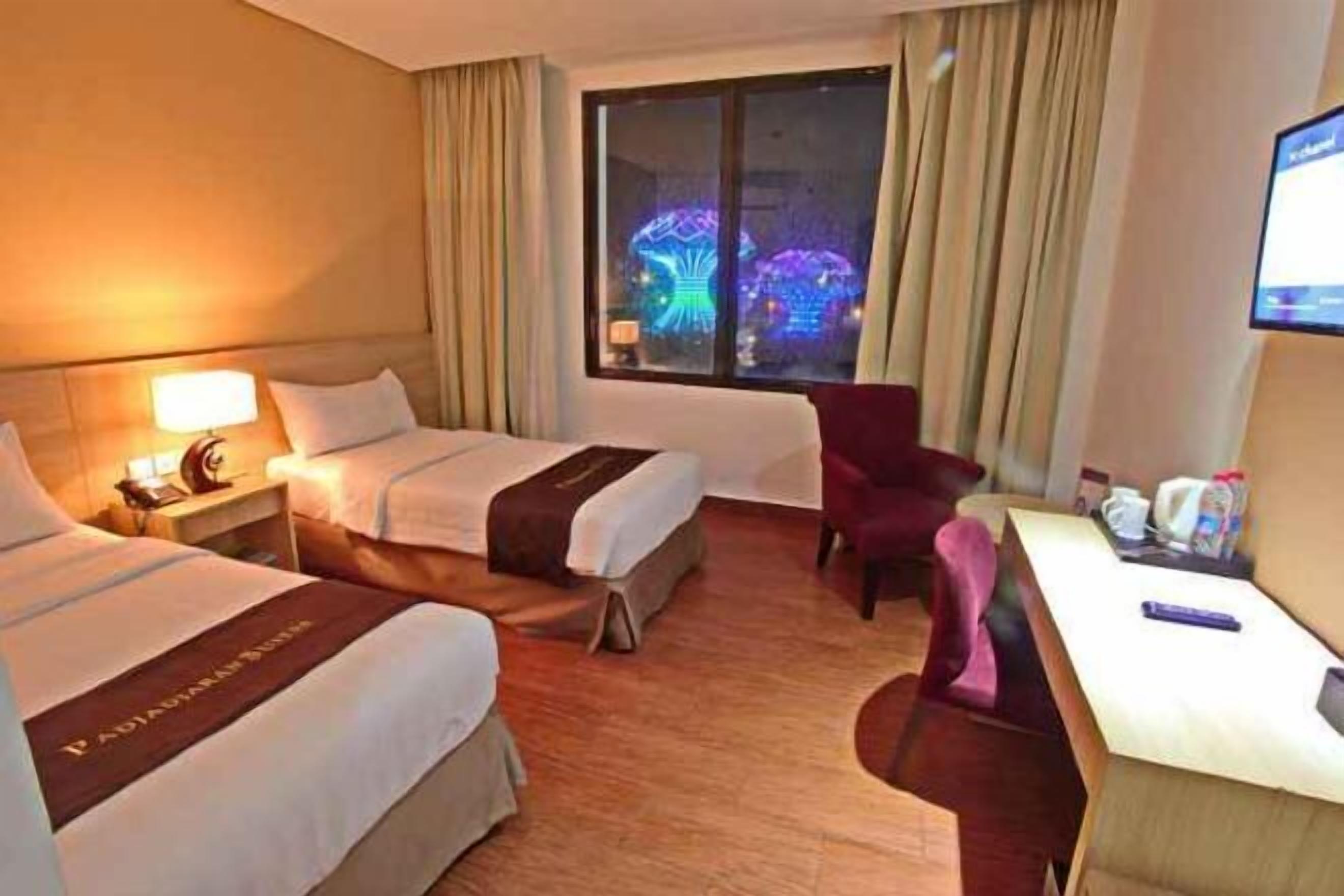 Caja fuerte, escritorio, espacio para trabajar con un portátil