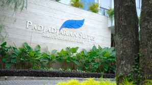 A sign for Padjadjaran Suites, a resort and convention hotel, with a logo and text. - Padjadjaran Suites Resort & Convention (Bogor)