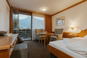 Komfort Doppelzimmer mit Balkon und Bergblick | In-room safe, desk, soundproofing, free WiFi - Hotel Zimba (Schruns)