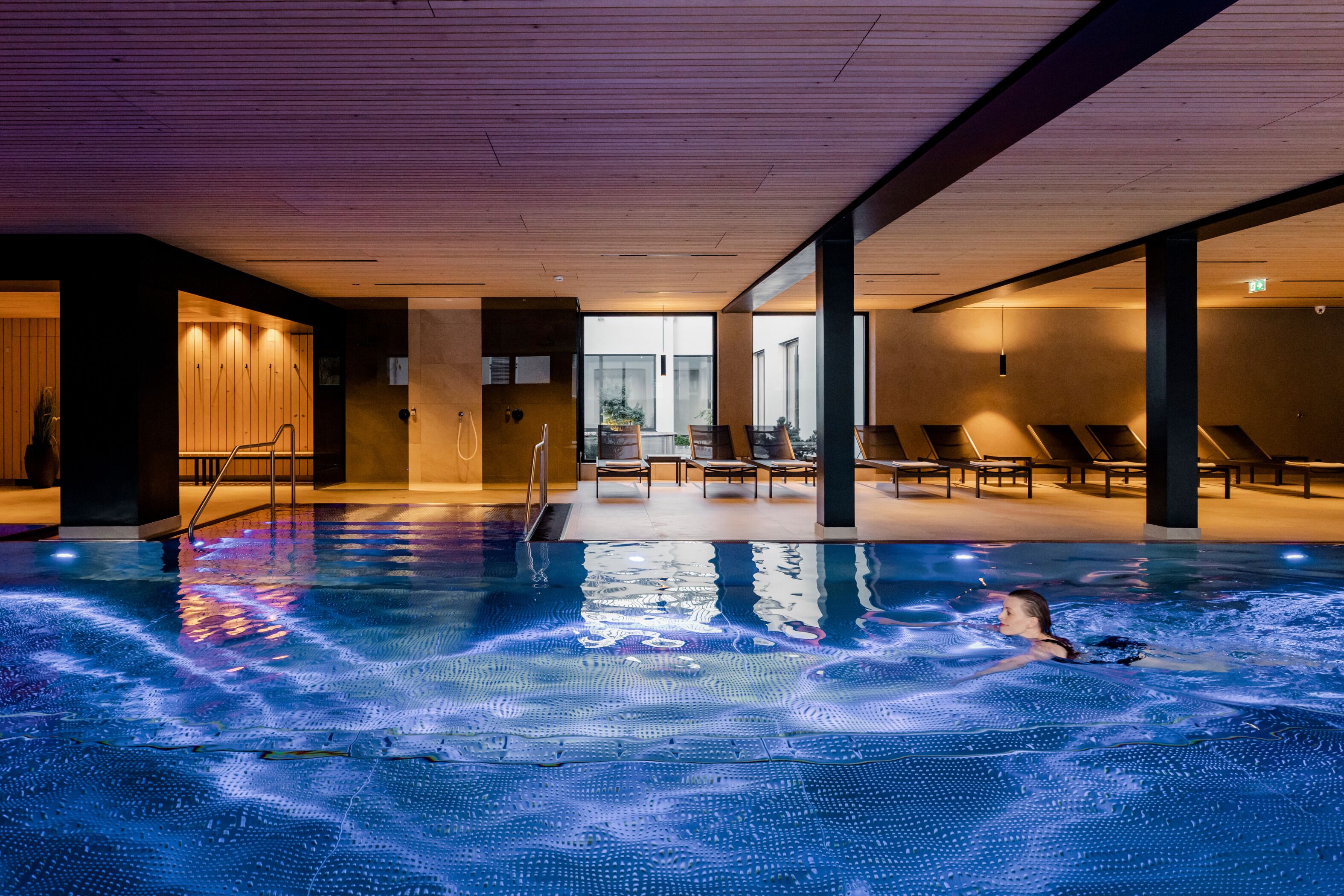 Indoor pool, sun loungers