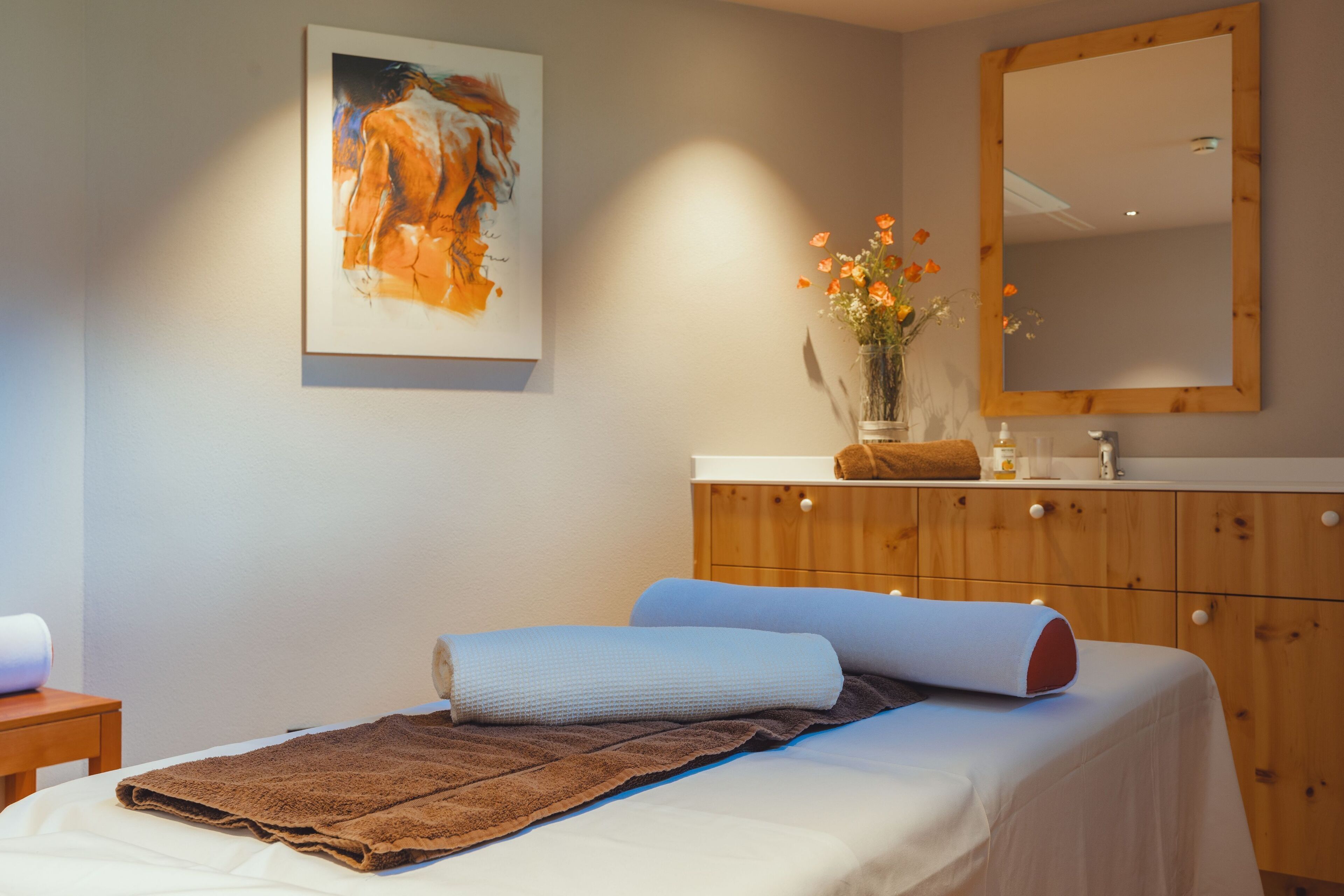 sauna, hot tub, steam room, sports massages, massages