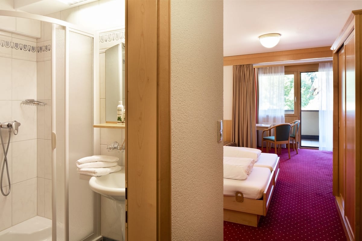 komfort doppelzimmer mit balkon und bergblick | 1 bedroom, in-room safe, desk, soundproofing