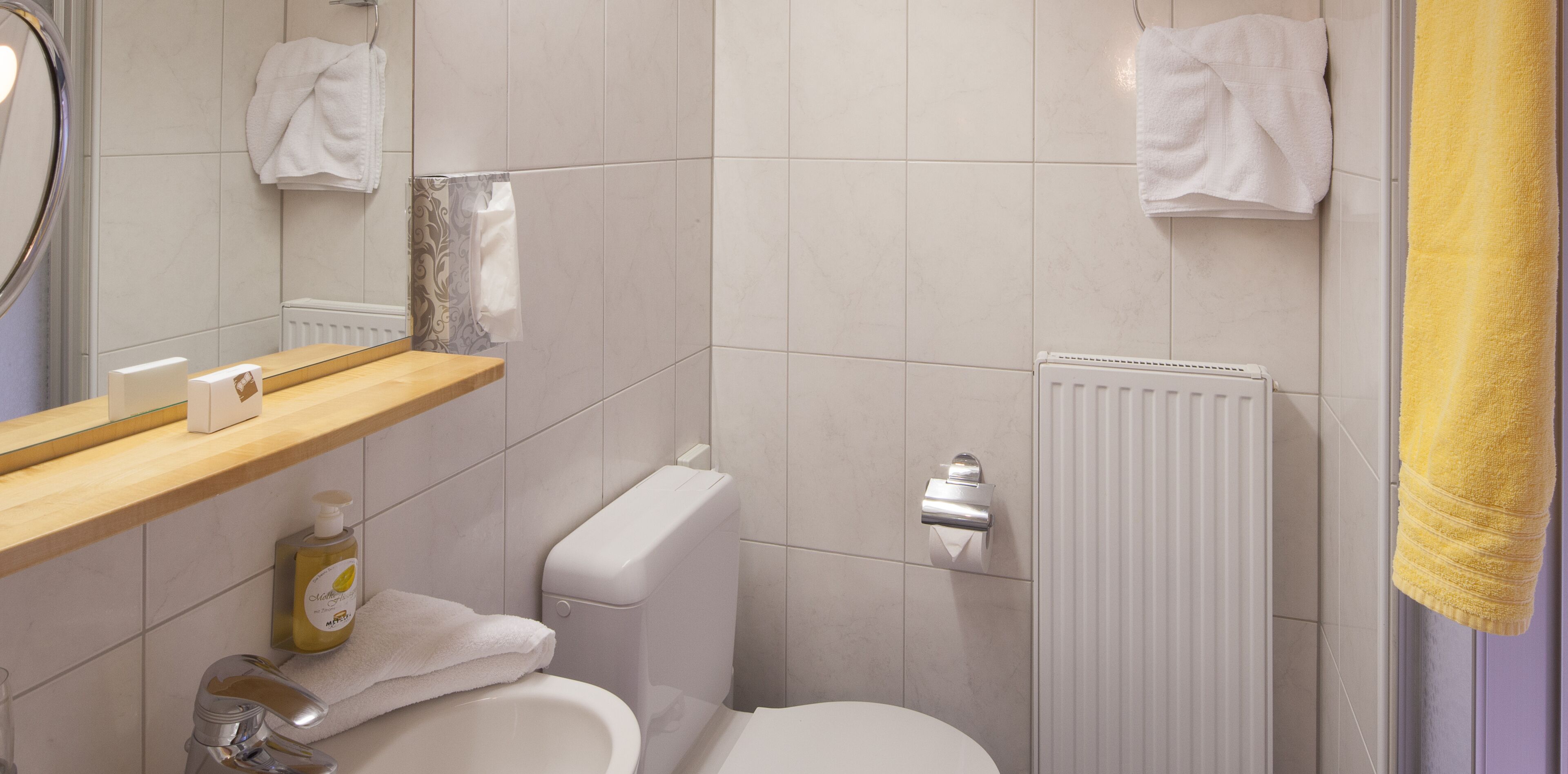 komfort einzelzimmer mit bergblick und balkon | bathroom | hair dryer, bathrobes, towels