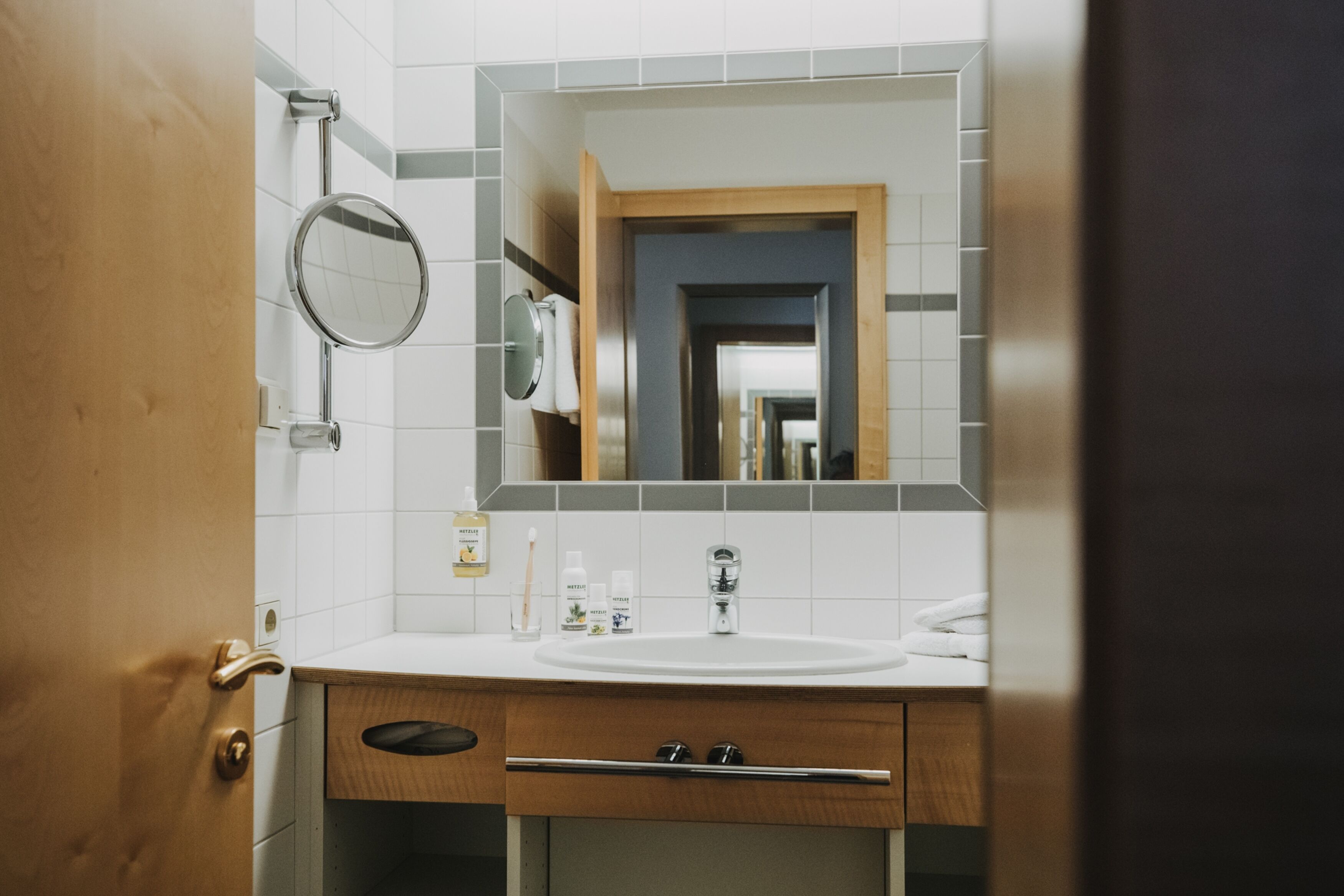 komfort doppelzimmer mit balkon und bergblick | bathroom | hair dryer, bathrobes, towels