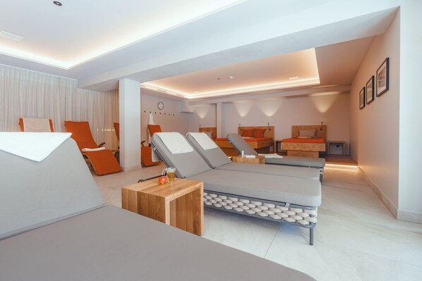 Sauna, hot tub, steam room, sports massages, massages