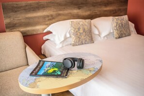 Standard Quadruple Room (ou quadruple) | Premium bedding, pillowtop beds, minibar, individually decorated - Hotel Le Lichen (Batz-sur-Mer)