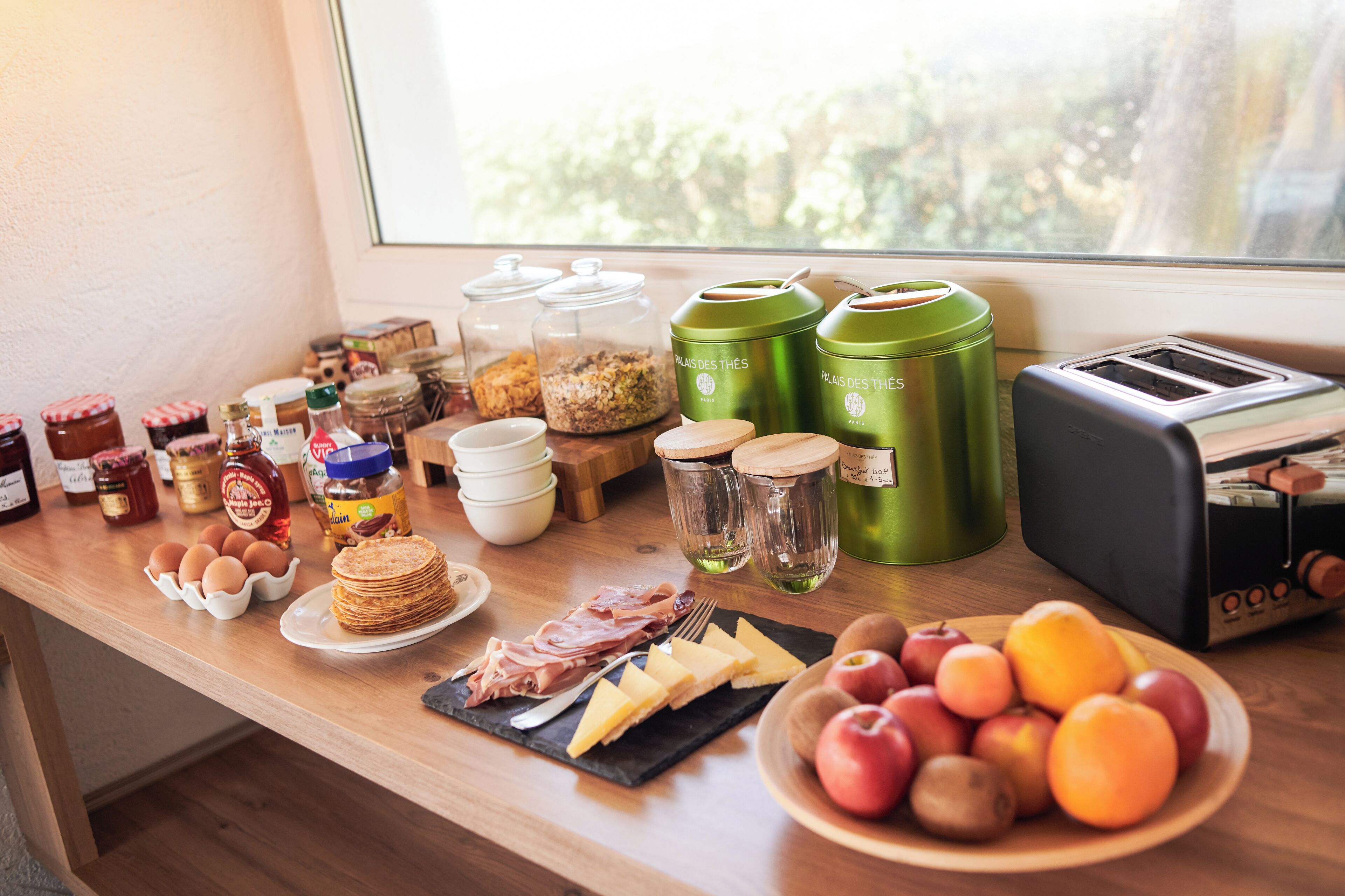 Un bufé de desayuno con una variedad de alimentos y salsas.