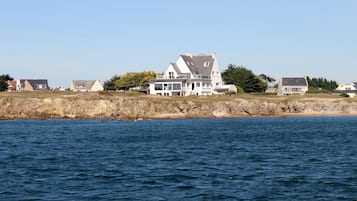 Rannalla, valkoista hiekkaa