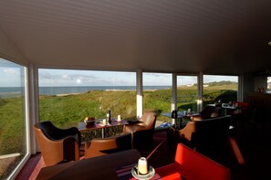 Outdoor dining - Hotel Le Lichen (Batz-sur-Mer)