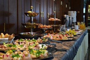 每日供應吃到飽早餐 (每人 EUR15)