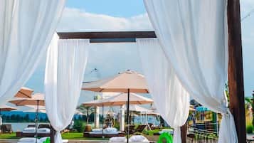 Beach nearby, white sand, beach shuttle, beach bar