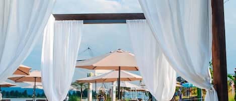 Beach nearby, white sand, beach shuttle, beach bar