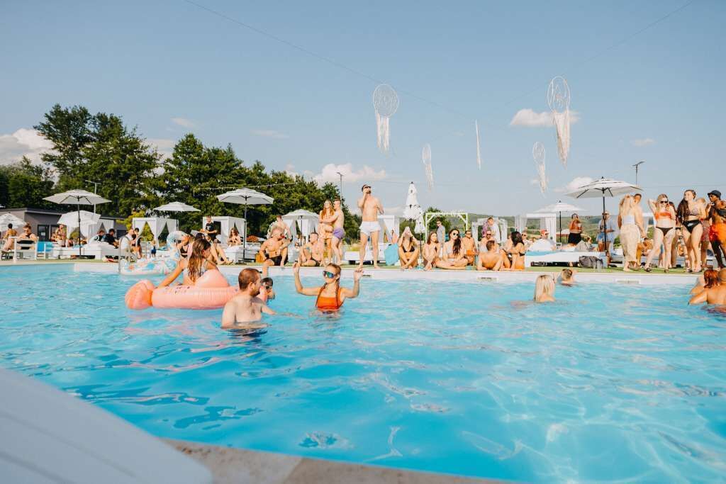 Beach nearby, white sand, beach shuttle, beach bar