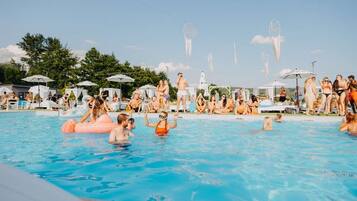 Beach nearby, white sand, beach shuttle, beach bar