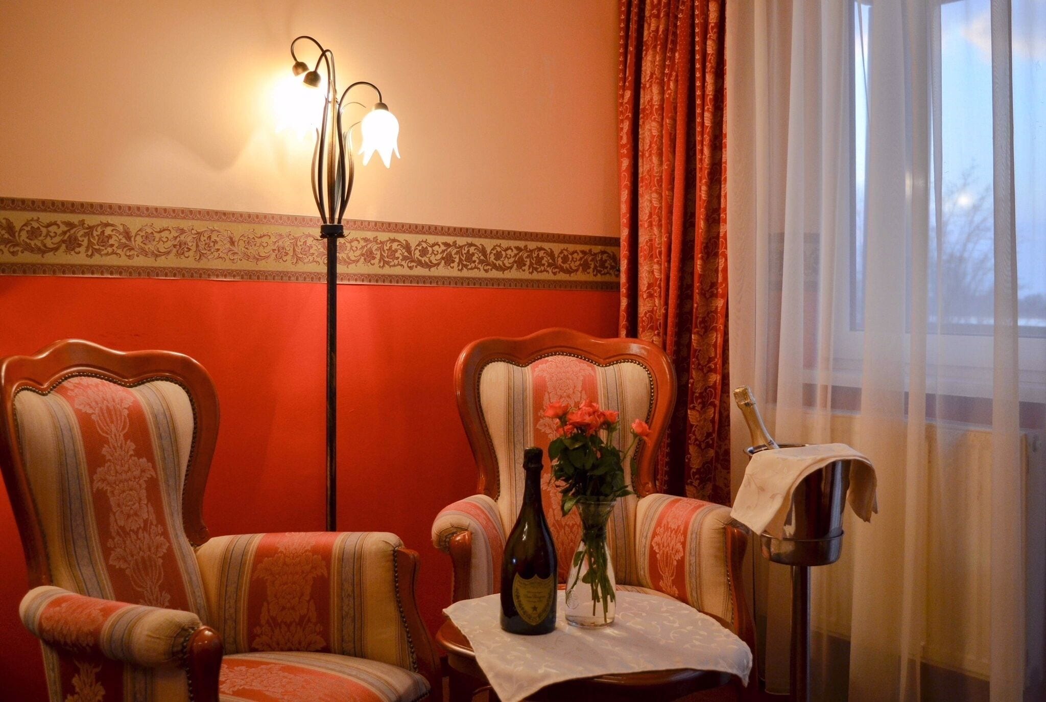 Quarto casal luxo | Cofres nos quartos, escrivaninha, espaço de trabalho para notebook