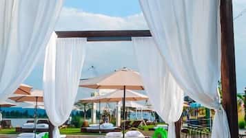 Beach nearby, white sand, beach shuttle, beach bar