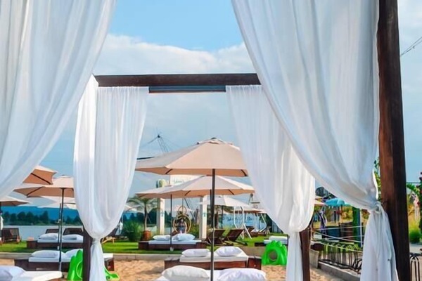 Beach nearby, white sand, beach shuttle, beach bar