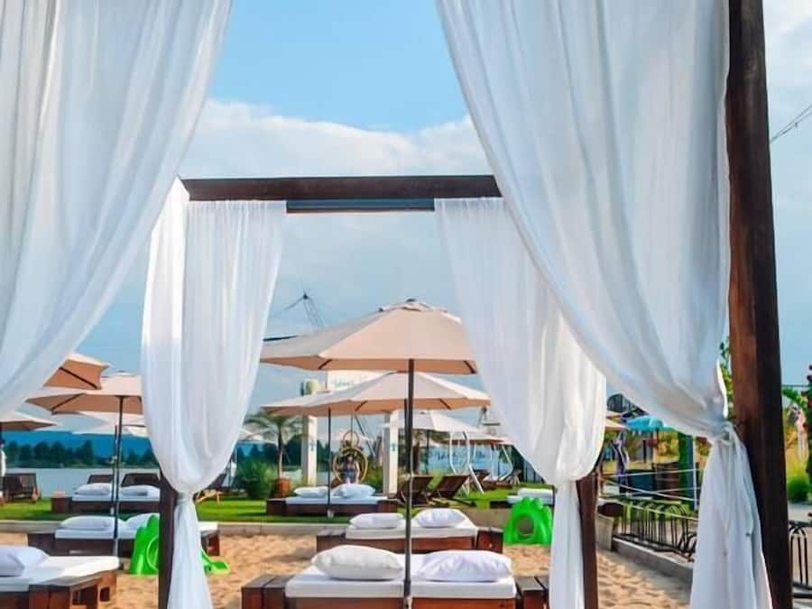 Nära stranden, vit sandstrand och transport till/från stranden