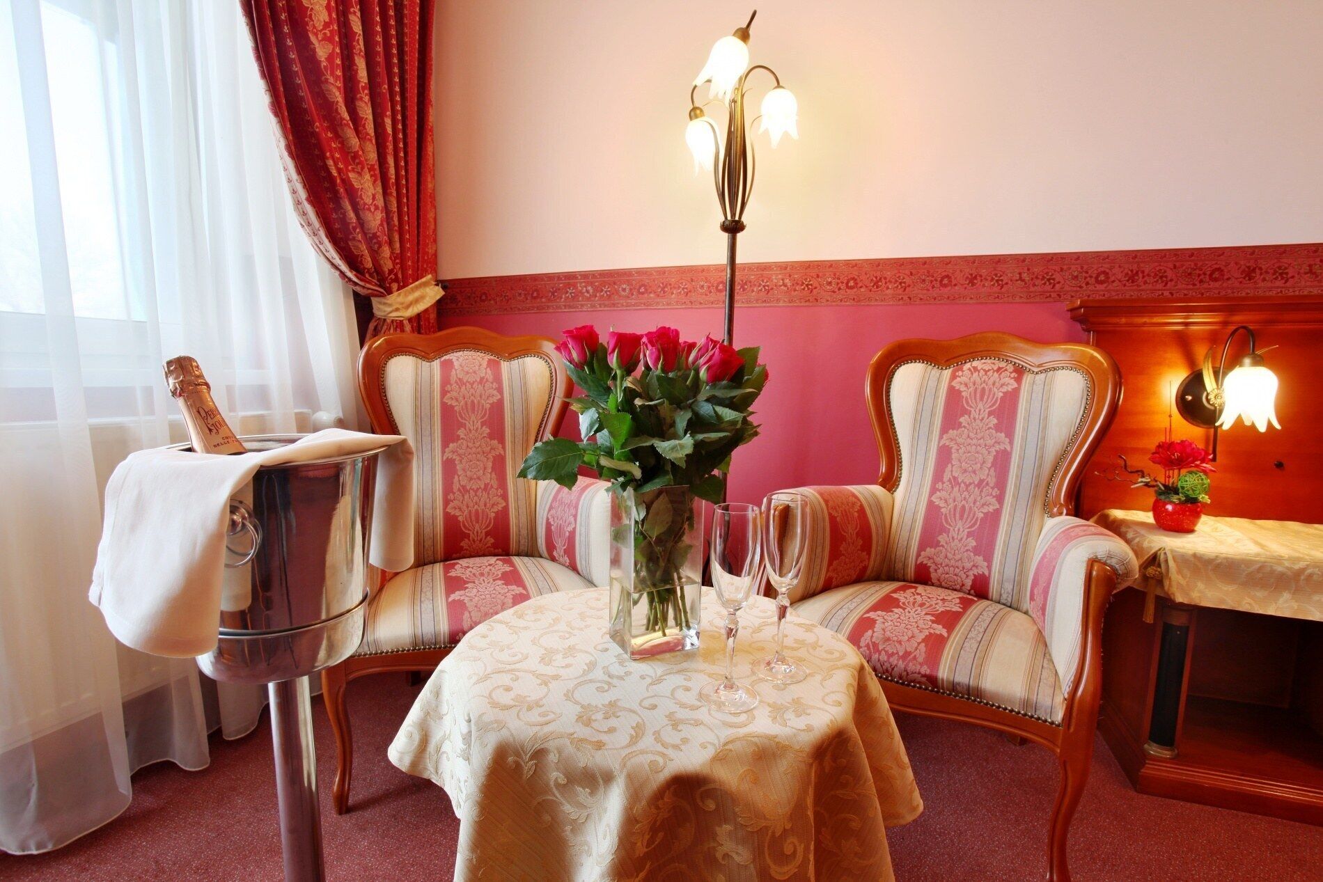 Dobbeltrom – deluxe | Safe på rommet, skrivebord og skrivebord for bærbar PC