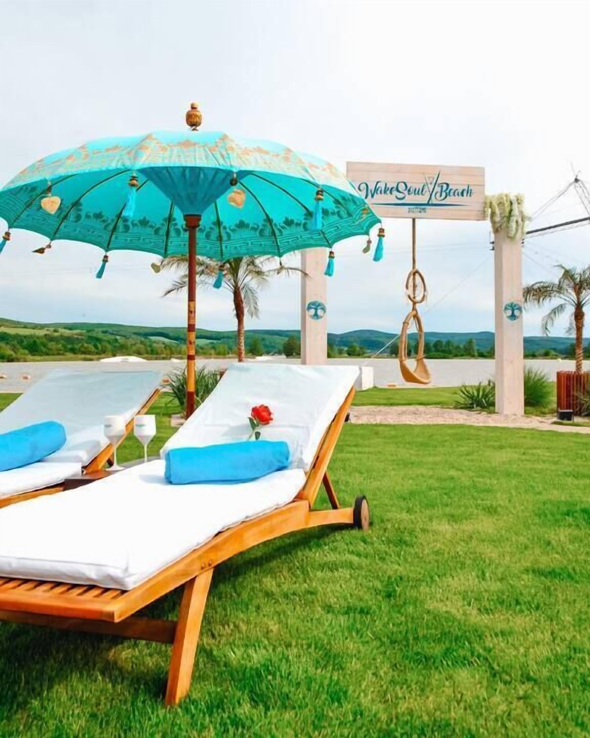 Beach nearby, white sand, beach shuttle, beach bar