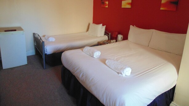 Iron/ironing board (on request), bed sheets - Travel Inn (London)