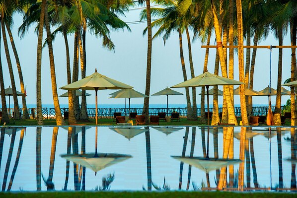 야외 수영장, 수영장 파라솔, 일광욕 의자